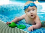 Уроки плавания для младенцев